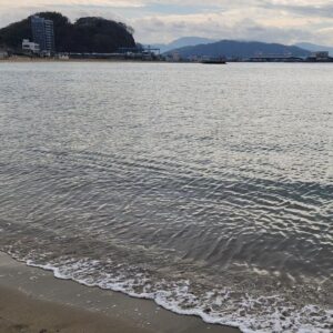 Junko Instagram - ２時間しか寝てないけど海にきたよ

#首振りdolls
#愛媛wstudiored
#朝まで打ち上げ
#サイコーです
#電車旅
#ドア開いたら海
#サイコーです