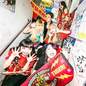 Junko Instagram - 虎の子ラミー大好き

#前橋dyver
#ベーシスト２ショ
#りっちゃん
#junko
#金髪