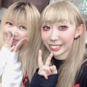 Junko Instagram - 虎の子ラミー大好き

#前橋dyver
#ベーシスト２ショ
#りっちゃん
#junko
#金髪