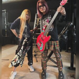 Junko Instagram - SPARK!!SOUND!!SHOW!!　との青森秋田が死ぬほど楽しかったからまた一緒やりたい❤️💕
チヨさんとベース取っ替えっこ

#sparksoundshow
#打首獄門同好会
#青森quarter
#秋田swindle
#チヨ
#junko
