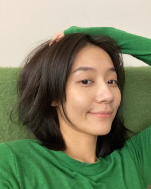 Juno Liu Instagram - 今年才喜歡上綠色的我
（後面是圍巾