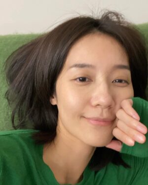 Juno Liu Instagram - 今年才喜歡上綠色的我
（後面是圍巾