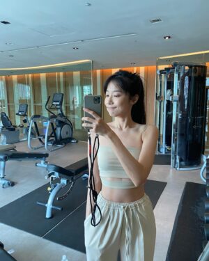 Juno Liu Instagram - 人怕出名豬怕肥
夏天到了 
一直很害羞露肚子的我
今年再不穿就要明年了
天秤座雖然有拖延症
但是今年遇到了給我力量的雲朵衣
直接穿好穿滿
雲朵衣裡面有自帶bra 
不需要再加一個內衣
真的超級方便
胸墊不走位
還可以選胸墊尺寸
沒有彈性帶又不會太鬆
適合超喜歡穿bra top的everyone

喜歡的朋友提供給你們
折扣碼：Juno
粉絲只要「註冊會員」輸入折扣碼 就能折抵100元(不限金額)

全年最低折扣
Happy&Free雲朵衣歡慶三週年
全館85折
滿$1500免運再送$380雲朵內褲
熱銷No.1 雲朵背心低至65折起
新註冊會員首單現折$150
活動時間：5/20-5/31

@happyandfree_official 
#雲朵衣
