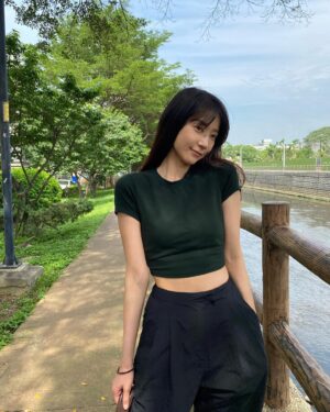 Juno Liu Instagram - 人怕出名豬怕肥
夏天到了 
一直很害羞露肚子的我
今年再不穿就要明年了
天秤座雖然有拖延症
但是今年遇到了給我力量的雲朵衣
直接穿好穿滿
雲朵衣裡面有自帶bra 
不需要再加一個內衣
真的超級方便
胸墊不走位
還可以選胸墊尺寸
沒有彈性帶又不會太鬆
適合超喜歡穿bra top的everyone

喜歡的朋友提供給你們
折扣碼：Juno
粉絲只要「註冊會員」輸入折扣碼 就能折抵100元(不限金額)

全年最低折扣
Happy&Free雲朵衣歡慶三週年
全館85折
滿$1500免運再送$380雲朵內褲
熱銷No.1 雲朵背心低至65折起
新註冊會員首單現折$150
活動時間：5/20-5/31

@happyandfree_official 
#雲朵衣