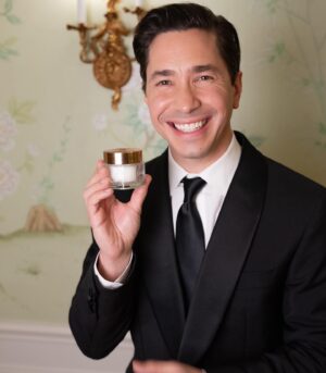 Justin Long Instagram - 1. After an unsuccessful audition to be @charlottetilbury’s newest hand model (they decided to just use a plastic mannequin which “looked more lifelike” than me), I was given the honor of…
2. Blowing the ceremonial @vanityfair conch to begin the festivities. 
3. I couldn’t stop creeping on @katebosworth 🤤😍
4. And I was so giddy that I got to keep  @charlottetilburyskincare after the talented @bridgetbragerhair applied some of it to my skin. 
5. We took some photos to practice because we realized we haven’t left the house in several months. 
6. We left the house! (Technically “Hotel room”… by the way, also huge thanks to @peninsulahotels) 
We had a blast. And we got to meet @theestallion! And hang with Bill Nighy!! And old friends @msmelanielynskey and @paulwdowns!! It was a fun night. Thanks for inviting us @vanityfair!!