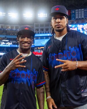 Justin Turner Instagram - Birds of a feather Flock together 🐦‍⬛😉
Great to have @x.flowers4 and Guelph’s own @taviusrobinson 🇨🇦 of the @ravens at the ballpark!