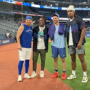 Justin Turner Instagram - Birds of a feather Flock together 🐦‍⬛😉
Great to have @x.flowers4 and Guelph’s own @taviusrobinson 🇨🇦 of the @ravens at the ballpark!