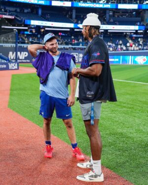 Justin Turner Instagram - Birds of a feather Flock together 🐦‍⬛😉
Great to have @x.flowers4 and Guelph’s own @taviusrobinson 🇨🇦 of the @ravens at the ballpark!