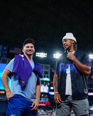 Justin Turner Instagram - Birds of a feather Flock together 🐦‍⬛😉
Great to have @x.flowers4 and Guelph’s own @taviusrobinson 🇨🇦 of the @ravens at the ballpark!