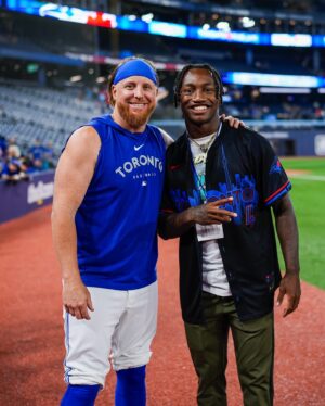 Justin Turner Instagram - Birds of a feather Flock together 🐦‍⬛😉
Great to have @x.flowers4 and Guelph’s own @taviusrobinson 🇨🇦 of the @ravens at the ballpark!