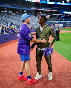 Justin Turner Instagram - Birds of a feather Flock together 🐦‍⬛😉
Great to have @x.flowers4 and Guelph’s own @taviusrobinson 🇨🇦 of the @ravens at the ballpark!