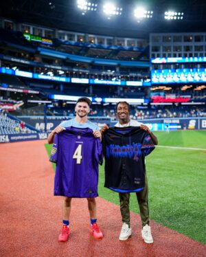 Justin Turner Instagram - Birds of a feather Flock together 🐦‍⬛😉
Great to have @x.flowers4 and Guelph’s own @taviusrobinson 🇨🇦 of the @ravens at the ballpark!