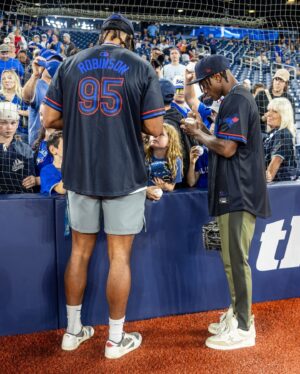 Justin Turner Instagram - Birds of a feather Flock together 🐦‍⬛😉
Great to have @x.flowers4 and Guelph’s own @taviusrobinson 🇨🇦 of the @ravens at the ballpark!