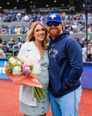 Justin Turner Instagram - A beautiful family moment ❤️ 
Kourtney Turner performed today’s anthems!