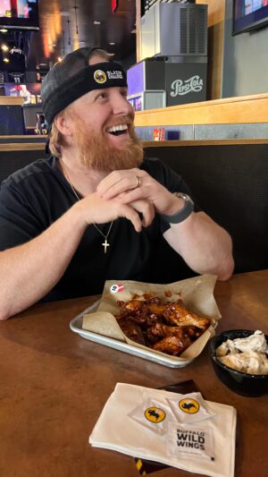 Justin Turner Instagram - At least I got to celebrate losing Fantasy Football in one of my favorite spots... @bwwings #blazinchallenge 🔥🔥🔥