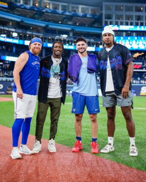 Justin Turner Instagram - Birds of a feather Flock together 🐦‍⬛😉
Great to have @x.flowers4 and Guelph’s own @taviusrobinson 🇨🇦 of the @ravens at the ballpark!