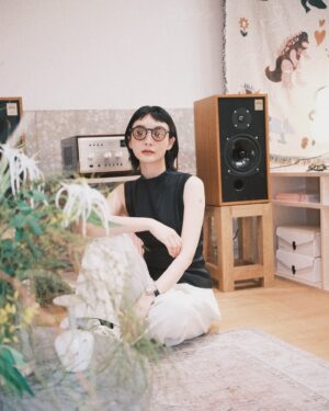 Juuko Zhu Instagram - 自從成為了 @moscotnyc 品牌摯友，我收集了所有我最喜歡的圓框眼鏡，從長髮到短髮，素顏到拍攝收工，我都會挑一支喜歡的眼鏡放在包包，很多人會問我型號，因此這篇集合了我戴過的每一支小寶貝，和你們分享👓

@moscotnyc 
@vci_tw 
@chengsoptical 
#moscot