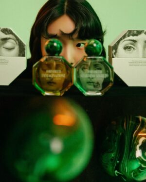 Juuko Zhu Instagram - 今年度最美的香水來了！

米蘭裝飾藝術工作室 Fornasetti，以風格奇幻怪誕聞名，推出的家居香氛設計總是引發收藏熱潮，品牌今年推出了第一個香水系列，透過三款不同的香氛，將夢幻神秘的風格轉化為細膩的嗅覺語言。

香水瓶身以義大利19世紀傳奇歌劇女伶 Lina Cavalieri 
人面畫像為背景設計，搭配孔雀石綠色瓶蓋和八角形玻璃瓶身，遠看像是放大鏡，如同透過攝影鏡頭窺視。
在Fornasetti的世界，時間不再是時間，而是一個無以名狀的夢、一個令人著迷的慾望、一個不可預見的秘密。

我選擇收藏的味道是「IMMAGINAZIONE 夢遊神域」和「GIARDINO SEGRETO 翡翠森境」，在試聞的時候就被IMMAGINAZIONE的木質檀香驚豔，收集了許多檀香香氛，第一次聞到這麼多層次交疊的木質味道，GIARDINO SEGRETO則像是原生苔蘚的草本味，帶來的感覺原始又真誠，兩支香水的後調都帶有沉香與檀香，尾韻持久。

極度推薦和我一樣喜歡木質檀香，且正在尋找更豐富的嗅覺體驗的朋友。
 
IMMAGINAZIONE 夢遊神域
前調：薰衣草、百里香、杜松、天竺葵
中調：雪松、廣藿香、梵尼蘭
後調：琥珀、橡木苔、東加豆、沉香、檀香
 
GIARDINO SEGRETO 翡翠森境
前調：大黃、番茄葉、黑醋栗、野生黑覆盆子
中調：白松香、苦橙葉、波旁天竺葵、康乃馨
後調：紅沒藥、沒藥、檀香、黑檀木、沉香
 
Fornasetti系列香氛
即日起在全台CYRANO專櫃與官網皆有販售
於5/12前至全台CYRANO專櫃
出示本篇貼文並加入品牌好友即可兌換針管香乙支
有興趣的朋友歡迎至櫃上索取！
 
@fornasetti @cyrano_tw 
#fornasetti #cyrano席哈諾 

📷 @owen_dawner @mypartner_studio