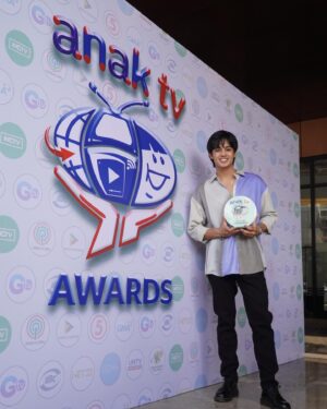 KD Estrada Instagram - Thank you, Anak TV Awards, and the jurors for voting me as Net Makabata Star 2023 🏆 

As someone who is relatively new in this industry, it is a high honour to receive this from an established award-giving body. Along my journey I realized that, as artists, we have a responsibilty to do our best in every project for our audience and an obligation to always put our best foot forward to inspire others, especially the youth.

Thank you, everyone 🙏🏆 #AnakTVAwards2023