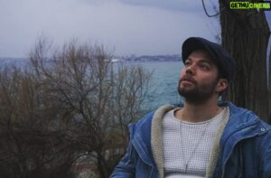 Kaan Turgut Instagram - Sabahın sahibi vardır. 
Gün daima bulutta kalmaz.
Herhal ilerdedir 
yaşanacak günlerin 
en güzelleri🍂

#nazımhikmet