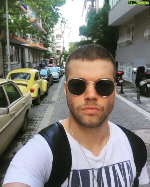 Kaan Turgut Instagram - Bazen durduk yerde bir olayın bütün yaşamımı değiştireceğine inanırdım. En çok da bu mecburi eve dönüşler sırasında, tam kapıda yakalardı bu duygu. 
Eşikte öylece kalır, gözlerim dalar, çocuksu bir umutla bişeylerin olmasını beklemeye başlardım.🌈 #zekidemirkubuz #yeraltı