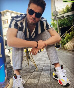 Kaan Turgut Instagram - Bazen alınganlaşırım 
nerede olduğumu bilemem, 
birkaç adım tökezler, yitik hissederim kendimi. 

Tanıdığım herkes benden daha uzun,
daha zeki,
daha müşfikmiş gibi gelir bana, 
ve daha az çirkin 
elbette.

Ama asla uzun sürmez bu ruh hali. 

Etrafıma sıkı bir bakış atarım, çepeçevre, sert bir bakış,
ve aklım başıma gelir, 

ama bir süre için sadece.

#hank