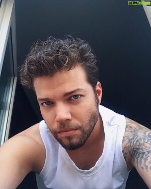 Kaan Turgut Instagram - ..ben pencereden bakarken,
kimseler ölmemişti.
Ölüm diye bir şey yoktu ki Hilmi bey,
var mıydı?

#edipcansever #manastırlıhilmibeyeikincimektup