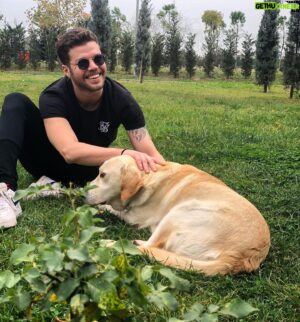 Kaan Turgut Instagram - “Ne önemi var? 
Sen bir hiçsin,bense bir zamanlar biri olmuş olabilirim ve hepimize giden yol sevgidir.” #fante #tozasor