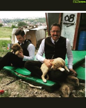 Kaan Turgut Instagram - Herkese iyi bayramlar dilerim ✌🏽🎈

Bu vesileyle Payitaht ailesine de veda edeyim;
başta güzel insan @bulentinal, 
bugüne kadar çalıştığımız tüm yönetmenlerimiz, sevgili @uguruzunok ve senaryo ekibimiz, tüm oyuncular, kamera arkasında desteklerini hep hissettiğimiz arkadaşlarımız, bizleri evlerine misafir eden izleyenlerimiz, babaların babası @hakan_boyav ve @esfilmcomtr ailesi 🖤

Her şey için teşekkür ederim.

Yeni hikayelerde görüşmek üzere,
sevgiler😎🤟🏽🎈
