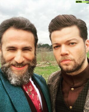 Kaan Turgut Instagram - Herkese iyi bayramlar dilerim ✌🏽🎈

Bu vesileyle Payitaht ailesine de veda edeyim;
başta güzel insan @bulentinal, 
bugüne kadar çalıştığımız tüm yönetmenlerimiz, sevgili @uguruzunok ve senaryo ekibimiz, tüm oyuncular, kamera arkasında desteklerini hep hissettiğimiz arkadaşlarımız, bizleri evlerine misafir eden izleyenlerimiz, babaların babası @hakan_boyav ve @esfilmcomtr ailesi 🖤

Her şey için teşekkür ederim.

Yeni hikayelerde görüşmek üzere,
sevgiler😎🤟🏽🎈