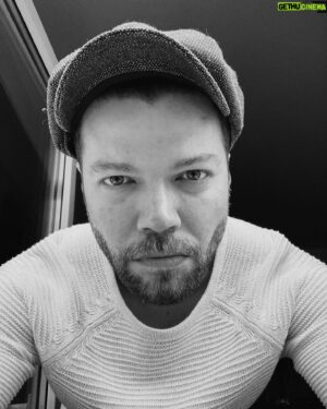 Kaan Turgut Instagram - ..
ne merhamet dileniriz ne de 
mucize; 
yaşayacağız, 
öleceğiz, 
sinek öldüreceğiz, 
boks maçlarına 
ve hipodromlara gideceğiz, 
hayatımızı 
sırf talih ve yetenekle sürdüreceğiz,

yalnızlığı ezberleyecek kadar.

#hank