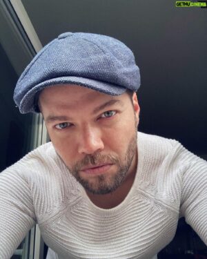 Kaan Turgut Instagram - ..
ne merhamet dileniriz ne de 
mucize; 
yaşayacağız, 
öleceğiz, 
sinek öldüreceğiz, 
boks maçlarına 
ve hipodromlara gideceğiz, 
hayatımızı 
sırf talih ve yetenekle sürdüreceğiz,

yalnızlığı ezberleyecek kadar.

#hank