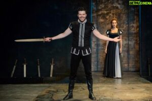 Kaan Turgut Instagram - Göze iyi görünürmüş kötüler daha kötüleri varsa eğer; 
en kötü olmamak da bi bakıma övgüye değer⚔️ #shakespeare #krallear  #edmund