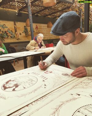 Kaan Turgut Instagram - Tüm oyuncuların imzasıyla, özel tasarım Kral Lear afişi..

Tasarım: @servetinandi 
Baskı: serigrafi 
Limit: 100

Oyun Atölyesi web sitesinden ulaşabilirsiniz✌🏽🎈