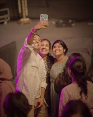 Kaarthik Shankar Instagram - എന്നെ സ്നേഹിക്കുന്ന എൻ്റെ പ്രേക്ഷകർ വായിക്കുക....

കഴിഞ്ഞ കുറേ വർഷങ്ങളായി സോഷ്യൽ മീഡിയയിൽ സജീവമായിരുന്ന എനിക്ക് നിങ്ങളുടെ പിൻതുണ ഒന്നുകൊണ്ട് മാത്രം സിനിമയിലേക്ക് കുറച്ച് അവസരങ്ങൾ കിട്ടിയിരുന്നു...

അതിൽ ആദ്യ സിനിമ ഖൽബ് - റിലീസ് ആയിരുന്നു... ഇപ്പോൾ എൻ്റെ അടുത്ത ചിത്രം തീയറ്ററിൽ എത്തുകയാണ്.... 🤘ഗോളം🤘

ഗോളം ഒരു സസ്‌പ്പെൻസ് ത്രില്ലർ ആണ്. 
ഫ്രാഗ്രൻ്റ് നേച്ചർ ൻ്റെ ബാനറിൽ സംജാദ് സംവിധാനം ചെയ്ത് രഞ്ജിത് സജീവ് നായകനാകുന്ന ചിത്രം... ഒപ്പം ദിലീഷ് പോത്തൻ - അലൻസിയർ - സിദ്ദിഖ് - സണ്ണി വെയിൻ - ചിന്നു ചാന്ദിനി ഒപ്പം കുറെ പുതുമുഖങ്ങളും! 

ഒരു പ്രധാന വേഷത്തിൽ ഞാനും എത്തുന്നുണ്ട്.... ജൂൺ 7ആം തീയതി ആണ് ചിത്രത്തിൻ്റെ റിലീസ്...
ചിത്രത്തിൻ്റെ ആദ്യ പ്രമോഷൻ ഇവൻ്റ് കണ്ണൂർ ഡെൻ്റൽ കോളജിൽ നടന്നു.... വളരെ വലിയ ഒരു പിൻതുണയാണ് അവിടുത്തെ ആളുകൾ നൽകിയത്...

കഴിഞ്ഞ കുറെ വർഷങ്ങളുടെ പ്രയത്നത്തിൻ്റെ ഫലം ദൈവാനുഗ്രഹം പോലെ ഇങ്ങനെ നല്ല കഥാപാത്രങ്ങളായി കിട്ടുമ്പോൾ നന്ദി ദൈവത്തോടും നിങ്ങളോടും മാത്രം ♥️ കൂടെ ഉണ്ടാവണേ 🥰

അപ്പൊൾ ജൂൺ ഏഴാം തീയതി തീയറ്ററിൽ കാണാം 

കാർത്തിക് ശങ്കർ

@golammovieofficial @samjadps @ranjithsajeev @annesajeev @sangeetha_janachandran @uday_ramachandran_ @dileeshpothan