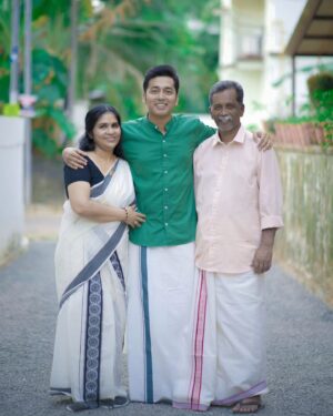 Kaarthik Shankar Instagram - Happy Onam❤️

#onamspecial #kaarthikshankar #family