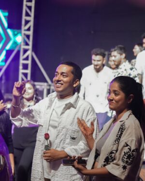 Kaarthik Shankar Instagram - എന്നെ സ്നേഹിക്കുന്ന എൻ്റെ പ്രേക്ഷകർ വായിക്കുക....

കഴിഞ്ഞ കുറേ വർഷങ്ങളായി സോഷ്യൽ മീഡിയയിൽ സജീവമായിരുന്ന എനിക്ക് നിങ്ങളുടെ പിൻതുണ ഒന്നുകൊണ്ട് മാത്രം സിനിമയിലേക്ക് കുറച്ച് അവസരങ്ങൾ കിട്ടിയിരുന്നു...

അതിൽ ആദ്യ സിനിമ ഖൽബ് - റിലീസ് ആയിരുന്നു... ഇപ്പോൾ എൻ്റെ അടുത്ത ചിത്രം തീയറ്ററിൽ എത്തുകയാണ്.... 🤘ഗോളം🤘

ഗോളം ഒരു സസ്‌പ്പെൻസ് ത്രില്ലർ ആണ്. 
ഫ്രാഗ്രൻ്റ് നേച്ചർ ൻ്റെ ബാനറിൽ സംജാദ് സംവിധാനം ചെയ്ത് രഞ്ജിത് സജീവ് നായകനാകുന്ന ചിത്രം... ഒപ്പം ദിലീഷ് പോത്തൻ - അലൻസിയർ - സിദ്ദിഖ് - സണ്ണി വെയിൻ - ചിന്നു ചാന്ദിനി ഒപ്പം കുറെ പുതുമുഖങ്ങളും! 

ഒരു പ്രധാന വേഷത്തിൽ ഞാനും എത്തുന്നുണ്ട്.... ജൂൺ 7ആം തീയതി ആണ് ചിത്രത്തിൻ്റെ റിലീസ്...
ചിത്രത്തിൻ്റെ ആദ്യ പ്രമോഷൻ ഇവൻ്റ് കണ്ണൂർ ഡെൻ്റൽ കോളജിൽ നടന്നു.... വളരെ വലിയ ഒരു പിൻതുണയാണ് അവിടുത്തെ ആളുകൾ നൽകിയത്...

കഴിഞ്ഞ കുറെ വർഷങ്ങളുടെ പ്രയത്നത്തിൻ്റെ ഫലം ദൈവാനുഗ്രഹം പോലെ ഇങ്ങനെ നല്ല കഥാപാത്രങ്ങളായി കിട്ടുമ്പോൾ നന്ദി ദൈവത്തോടും നിങ്ങളോടും മാത്രം ♥️ കൂടെ ഉണ്ടാവണേ 🥰

അപ്പൊൾ ജൂൺ ഏഴാം തീയതി തീയറ്ററിൽ കാണാം 

കാർത്തിക് ശങ്കർ

@golammovieofficial @samjadps @ranjithsajeev @annesajeev @sangeetha_janachandran @uday_ramachandran_ @dileeshpothan