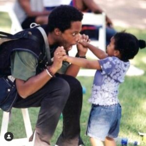 Kadeem Hardison Instagram - Happy Father’s Day to all those who are doing the work, whether thats the villages of grandmamas, aunties & neighbors filling in for those who cant or the single moms pulling double duty.

fatherhood is the best job, the toughest job and the only real job that matters. there’s no training and no practice. you’re pretty much thrown into the deep end of the pool together. mistakes will be made, lessons will be learned (and ignored😊) but if you just keep trying you’ll be alright. 
my kid posted these pics of us today. #BestSequenceEver 
it took me 40 minutes to do her hair that day..only to have to pull her shirt over her head when i was done. i wish i had a pic of the face she made when she realized i did the hair b4 putting the shirt on.😂😂 we kept trying & we’re doin alright. 🖤 i love u, @sopha.doll 🖤