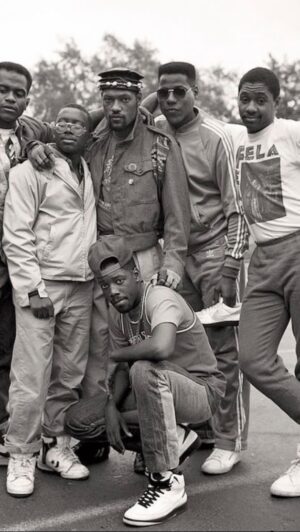 Kadeem Hardison Instagram - SCHOOL DAZE - 1988

35 years ago, in the spring before starting a lil tv show that fall, myself along with 2nd to Nunn, JB3, Fish, Pappy & Steep potrayed a group of friends in @officialspikelee ‘s tale of life at an HBCU. it was a young actors dream. surrounded, encouraged & supported by greats & heavyweights on all fronts. this scene displays whats at the core of the film. #WAAAAKEUUUPPP
happy birthday #schooldaze ❤️🖤💚 
#BillNunn
#JamesBondlll
#LaurenceFishburne
@ericpayne_freedomfighter 
@branfordmarsalis
..and @samuelljackson