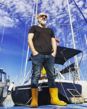 Kadir Çermik Instagram - Herkes sarılacak birbirine sonra, sevdiği şarkıları söyleyecek bağıra bağıra... Geçecek...