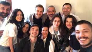 Kadir Çermik Instagram - Bu akşam 20.00’de hepimiz #içerde 🔥🧿🍀 @showtv @cukurdizi