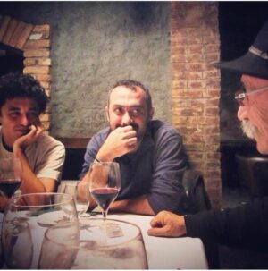 Kadir Çermik Instagram - 2010’du. Üsküp’tü. Bize şarap ısmarlamıştı. Hayran hayran dinlemiştik. Hep konuşmuştu. Ne de güzel bakmışız.. #tuncelkurtiz #inantemelkuran