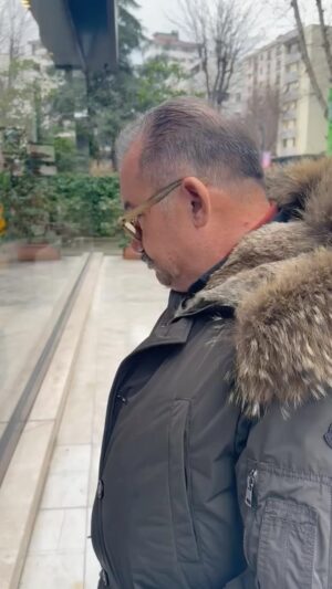 Kadir Çöpdemir Instagram - Video bugünden değil, bi tık evvel zamandan…Az önce İnstada @izzetcapa profilinde gördüm bi ekonomist (Barış Soydan galiba) “Kredi Kartı borcunuzu kapatın” demiş… Aynı zat “şimdiden alacağınız beyaz eşya, dayanıklı tüketim mallarını da alın” demiş… Noluyo yav? Neyse bu vesileyle geçenlerde ihtiyacım olan L Koltuğu ararken karşılaştığım bi ürünü paylaşiim sizinle dedim… Benim alışım kuvvetli değil belli ki bunu alamıycam da belki içinizde murad edip, alan olur diye arz ediyorum…