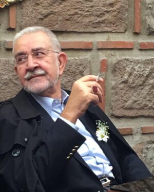 Kadir Çöpdemir Instagram - Sizsiz dünyada çok sey eksik, çok şey noksan kalacak… Biz de “tamdan”, “tamamdan” uzak, yokluğunuzun ağırlığı artarak, onulmaz hasretinizi bi zehir gibi her an tadarak yaşamımızı sürdüreceğiz…Hakkınızı helal ediniz ben size hiç layık olamadım ama biliyorsunuz sizi hadsiz hudutsuz, çoktan da çok sevdim… Mekanınız cennet olsun demeyi şuursuzluk sayarım eminim mekanınız cennet… Makamınız âli olsun demeyi boş laf sayarım eminim makamınız  âli…Belki şöyle demek kafî, Ahiret yolculuğunuz mübarek olsun Efendim, Sultanım, Bitaneciğim…