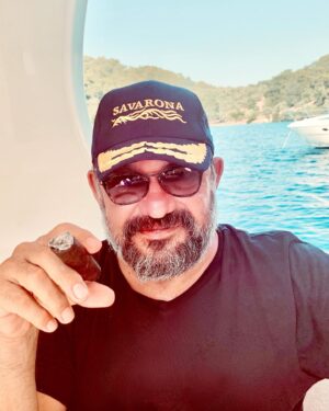 Kadir Çöpdemir Instagram - PURO VAZGEÇİLMEZİMDİR DERKEN ÇIRAK ÇIKTIM... Dün Netflix de bi mini dizi izledim. Tavsiye ederim güzel iş, Korku Şehri... Belgesel içeriğinde 70 ve 80 li yıllarda New York şehrine hakim olan mafya ailelerini anlatıyor...5 aile var ki New York’u suçun başkenti haline getiriyolar, bunlar ne derse şehirde o oluyor, şehir adeta yaşanmaz hale geliyor, kanun/nizam son buluyor...Neyse bu 5 ailenin oluşturduğu komisyon bi mafya ailesinin babasını yok etmeye karar veriyor ve adam yemek yerken bi kiralık katille defterini dürüyorlar. Adamın vücuduna 86 kurşun isabet etmiş, korkunç bi fotoğrafını koymuşlar belgesele işte tam bu noktada ben çırak çıkıyorum, neden? Vücuduna 86 kurşun isabet etmiş adamın ağzında ne var? Afbuyur Kol gibi puro...Yavru öylece duruyor dudakların arasında...Rahmetli son nefesinde bile bırakamamış, şu nimetin vazgeçilmezliğini gözümüze sokmuş... Vazgeçmediklerinizin de sizden vazgeçmediği bereketli ömürleriniz olsun efendim...