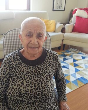 Kadir Çöpdemir Instagram - 8 MART DÜNYA EMEKÇİ KADINLAR GÜNÜN KUTLU OLSUN AYŞECİM… (Rahmetli Anacım şimdi bana bulunduğu yerden kızmıştır…”Başımı niye açık gösteriyosun? Hacı kadına yakışır mı?” demiştir…Ayşecim hem sağlam bi emekçi (terziydi) hem de güçlü bi kadındı…İnancı sağlamdı ama taassupu yoktu…Cesurdu, İyiydi, ahlaklıydı ve maharetli bi iletişimciydi… Babasının ağır cehaleti ve sınırsız bağnazlığı olmasa, eğitimine yol verilse ülkesine, insanlara çok faydalı olabilecek bi mesleği zirveye taşıyabilecek zeka ve ferasete sahipti… Hülasa, 8 Mart Kadınlar Günü’nde onun fotoğrafını paylaşmam annem olmaklığından değil çok iyi tanıdığım bi kadının, tanımadığım milyonlarca kadının hikayesiyle benzer bi hikayeye sahip olmaklığındandır…)