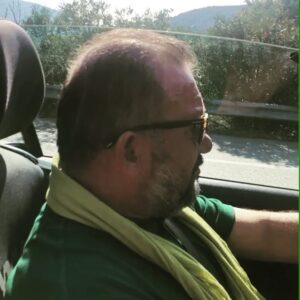 Kadir Çöpdemir Instagram - BAYRAMINIZ MÜBAREK OLSUN, ŞEN OLSUN, ESEN OLSUN… YOL YAPAN DİKKAT ETSİN… BÜYÜKLER,KÜÇÜKLER MEMNUN, FUKARALAR ABAD, MİDELER MESUD OLSUN… NİCE BAYRAMLARA AFİYETLE ERİŞSİN SEVGİLİ CAMİAM…