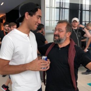 Kadir Çöpdemir Instagram - Bu oğlan, @zachking  elime geldi elime… Bebeydi “Aaaabi bi tüyo ver, aaaabi dijitalde napabilirim bi akıl/fikir yapıştır, aaaabi nolur bi yol ver yüriiim” falan… Verdim tüyoları aldı, yürüdü… Tüyo verme anını görüyosunuz, çocuğun sıfatı taze çıkmış Karaköy Poğaca gibi çıtır çıtır sevinçten…Şimdi İnstada Avustralya’nın nüfusundan daha kalabalık takipçi kitlesi var, 25 milyona yakın… Biz de “büyücek bi aile” olarak devam edip gidiyoz  iyi mi? Burdan da Zach’e sesleniyom, “ Olum acık vicdanın varsa fotomuzu paylaşır ahanda dünya ahiret abim takip edin” dersin yoksa seni de sildim keranacı…