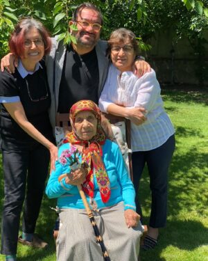 Kadir Çöpdemir Instagram - 8 MART DÜNYA EMEKÇİ KADINLAR GÜNÜ KUTLU OLSUN… ŞU FOTOLARDAKİ KADINLARIN ÜZERİMDEKİ EMEĞİ TARTIŞILMAZ…SAĞOLSUNLAR, VAROLSUNLAR, ONLAR OLMADAN NEFES ALABİLİR MİYİM? BİLMİYORUM… HEPİNİZİ ÇOK SEVİYORUM CANLARIM…TÜM KADINLARA ONURLU, ÖZGÜR VE ADALETLİ BİR YAŞAM DİLİYOR, FARKINDA OLARAK VEYA OLMAYARAK YAPTIĞIM ÖKÜZLÜKLER, HAKSIZLIKLAR, HOYRATLIKLAR İÇİN DE ÖZÜR DİLİYORUM…