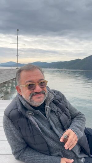 Kadir Çöpdemir Instagram - DİKKAAATTTTTT, K.Ç GELENEKSEL YENİ YIL MESAJI GELİYOOOORRR… İYİLİĞİN ÇOK, İYİLERİN BOL ODUĞU İYİ Bİ SENE DİLİYORUM EY AHALİ…